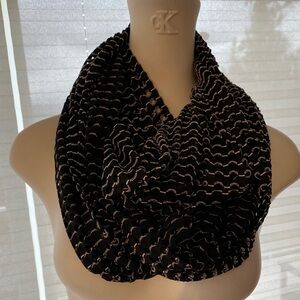 Steve Madden Black and White Textured infinity Scarf